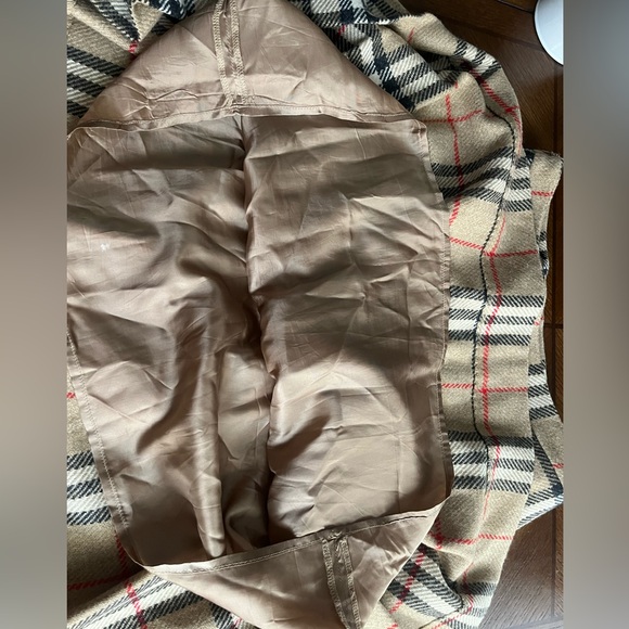 (SIZE 6) AUTHENTIC BURBERRY MINISKIRT LAMBSWOOL
Burberry vintage lambswool skirt - Picture 5 of 6